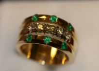 Gouden ring met groene steentjes 