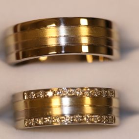 Trouwring witgoud met blauwe diamant