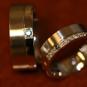 Trouwringen witgoud met blauwe diamnat